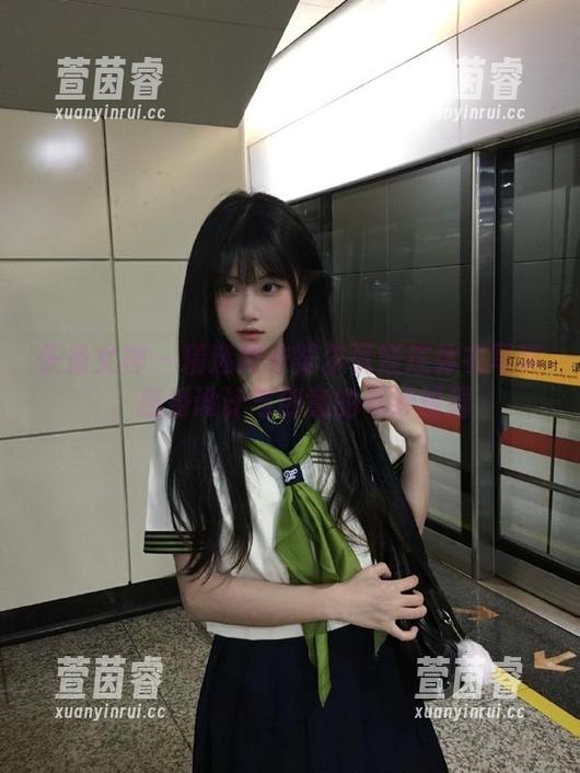 头条女神 - 精选阿依努尔瓦娅连体衣写真，感受设计与创意的奇妙碰撞