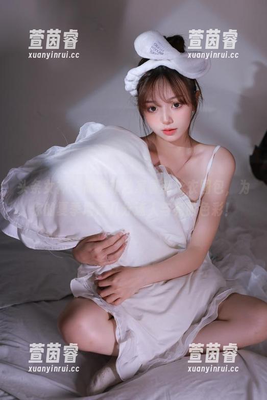 头条女神 - 高韩菲独家最新泳衣图包，为你的夏季增添几分迷人与亮丽色彩！