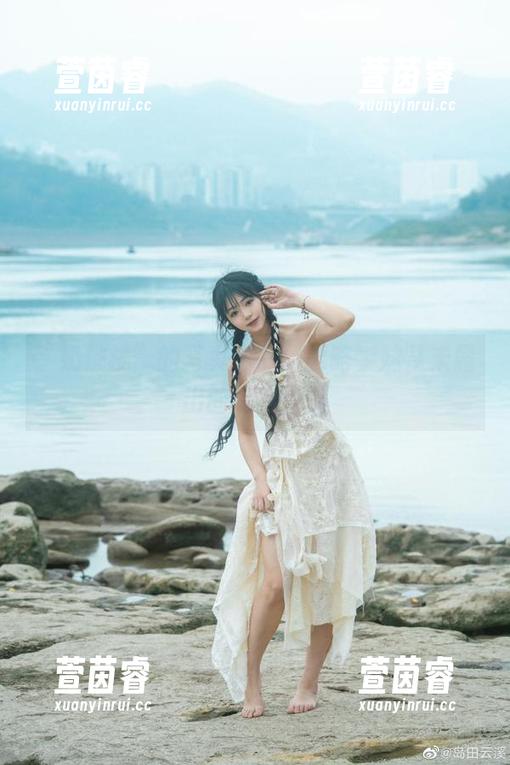 “奶桃桃”的写真作品：领略学妹从未露出的别样风情