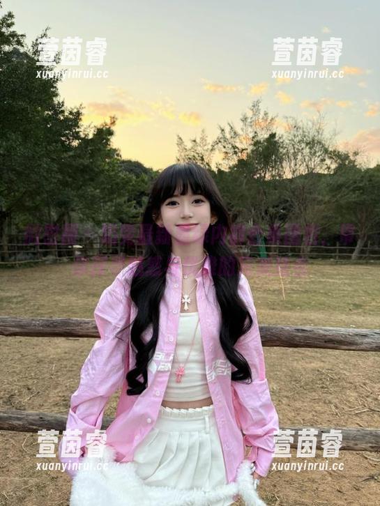 微密圈 - 奶雯最新墨绿内裤合集图包，带你探寻魅惑与优雅的完美结合