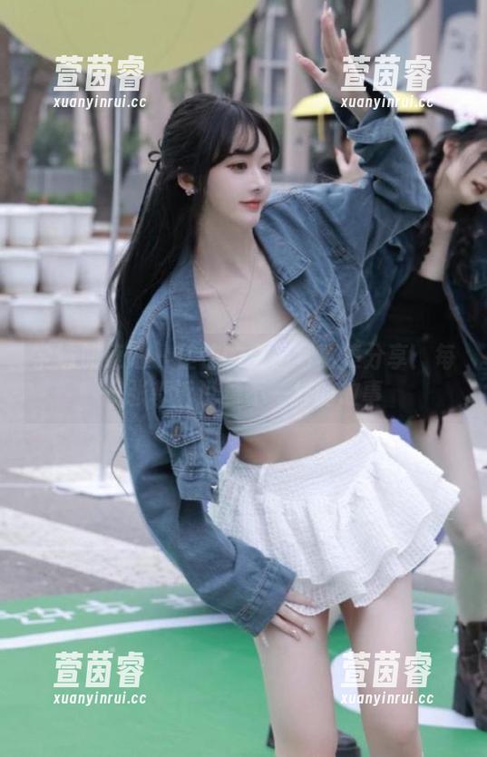 学妹加速跑 - 佳佳的白色写真集分享：每一张都诉说着不一样的故事