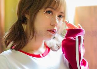 想要一睹小仓千代w的丝袜风采？观看原图感受她的时尚魅力！