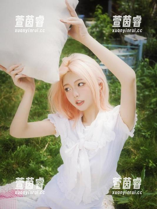 小瑶幺幺的碧蓝温泉之旅：甜美写真作品让人心动