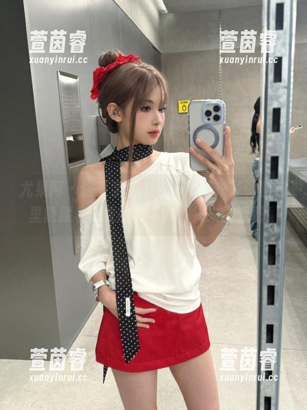 尤果网 - 佟蔓学姐的新鲜原图来了，图包里隐藏着无数搞笑瞬间，快来围观吧！