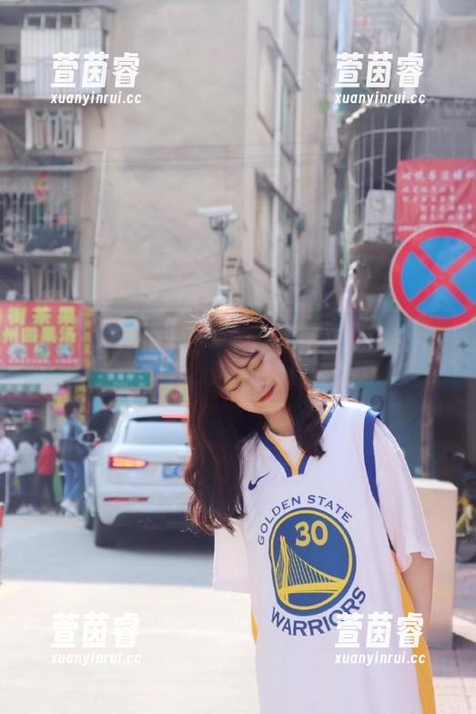 尤果网 - 享受海边时光，萌琪琪写真分享中展现出无尽的青春与活力