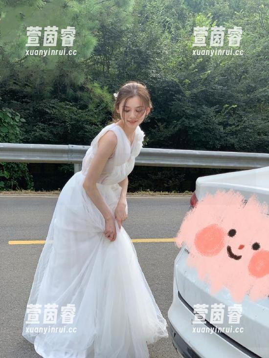 尤蜜荟 - 绝美是小逗逗红裙图包福利，带你领略不一样的视觉享受