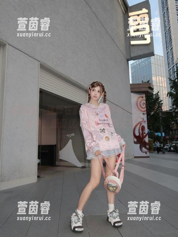 微密圈 - 迷醉在就是阿朱啊女仆的写真图包中，感受优雅与可爱的完美结合