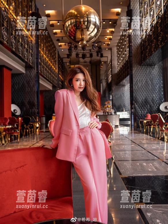 倾注心血的创作，希希_啾的狸猫凌波丽COS作品，带你感受那份难以言喻的魅力与美丽！