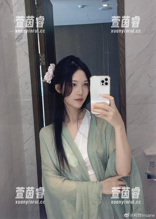 通过网盘领略抖娘利世的晒衣服写真，每一张都让你心动不已！