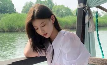 推女神 – 在海边的阳光下：吕梦玉写真集精选创作与自然结合