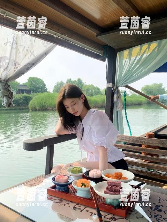 推女神 - 在海边的阳光下：吕梦玉写真集精选创作与自然结合