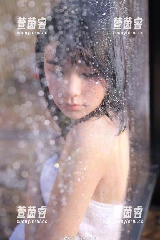 推女神-绮里嘉ula 推女神 - 绮里嘉ula的短裙艺术:原图壁纸展示她的灵动与优雅