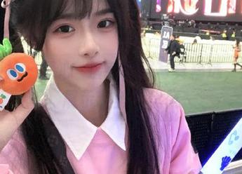 星颜社 – 梦心玥最新制服写真精选，原图展示甜美与优雅