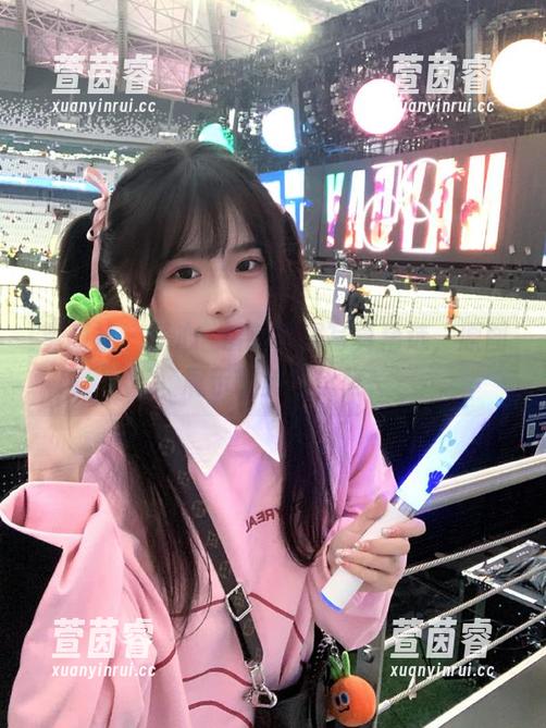 星颜社-梦心玥 星颜社 - 梦心玥最新制服写真精选,原图展示甜美与优雅