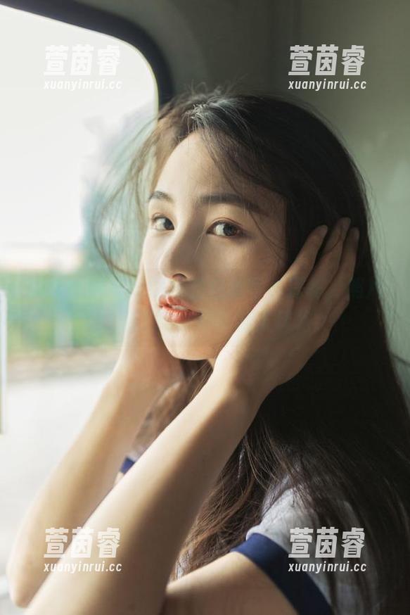 梦丝女神 - 魏婷婷的白丝写真探秘，照片展现了她独特的迷人风格