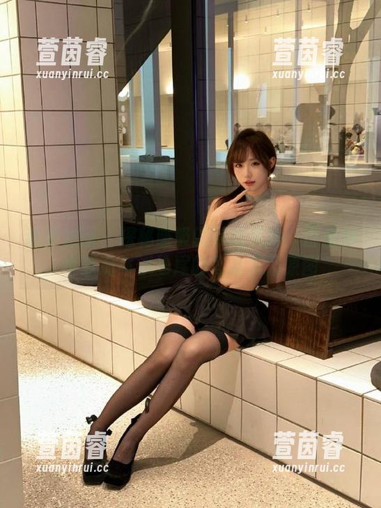 森萝财团-吸吸 森萝财团 - 探秘吸吸的可爱风格:百褶裙小萝莉与双马尾的写真集及原图