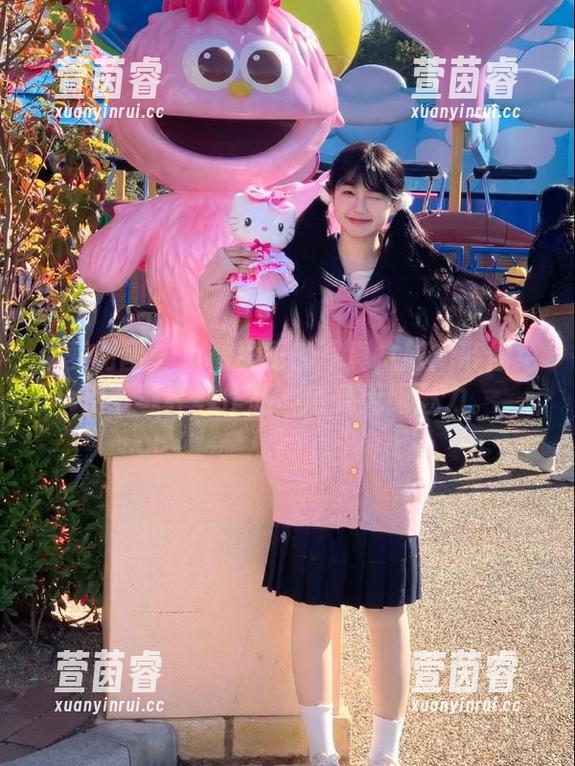 森萝财团 - 小樱女王的写真之旅：带你免费下载经典作品，感受无限魅力。