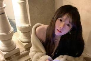 不容错过的福利！森萝财团高中女生K白丝外拍写真展现甜美瞬间！