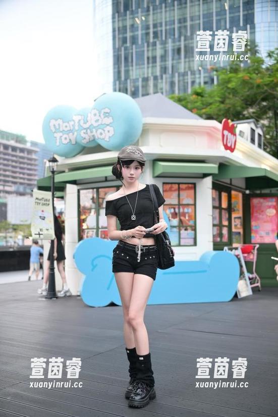 森萝财团 森萝财团全新作品集:凉席上的白丝美足少女感受清凉夏日气息