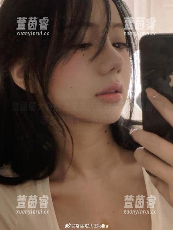 洛丽塔大哥热力来袭：灰衬衫写真套图，带你领略不一样的风情！