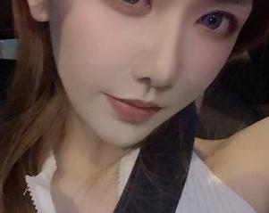 最新图包亮点：源纱希喵喵喵在皮衣黑网衣中展现超凡魅力与风格！