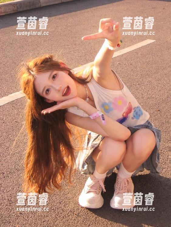 爱蜜社 - SOLO-尹菲闪耀全套连体衣写真，尽显青春魅力与独特个性风格