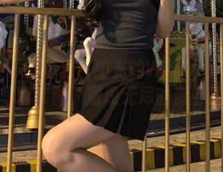 爱蜜社 – 伴随夏日阳光的Winki丝姬：精美写真套图，展现无尽的青春活力