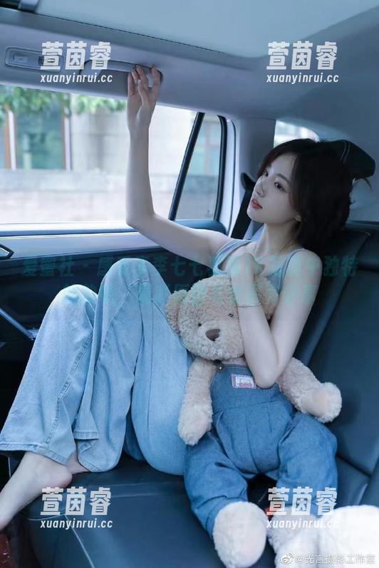 爱蜜社-李李七七喜喜 爱蜜社 - 感受李李七七喜喜JK写真中独特的韵味,精彩原图与套图齐分享