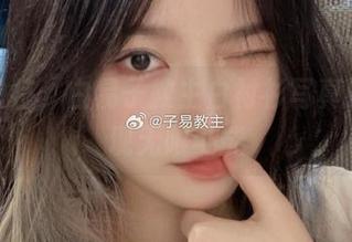 风格独特，白易子教主白衬衫写真原图展现无限可能