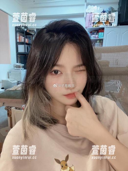 风格独特，白易子教主白衬衫写真原图展现无限可能