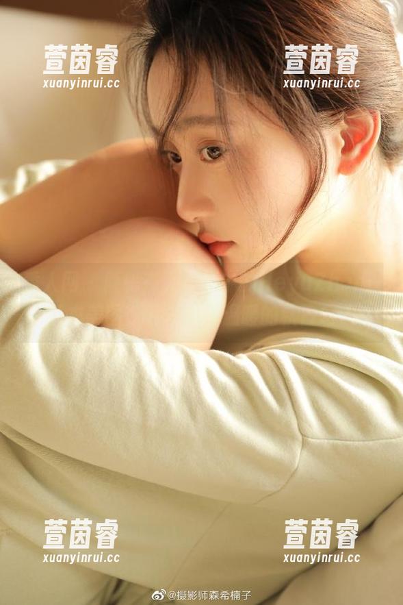 秀人网 - 隐秘在无圣光中的HeyuZhang毛衣美图，带你走进温暖的秋日幻想