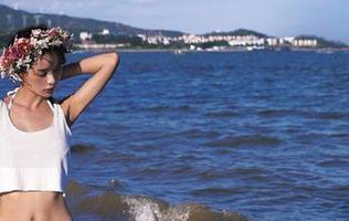 秀人网 – 欣赏九千柒柒创造的独特写真作品：优雅吊裙与丝袜的完美结合