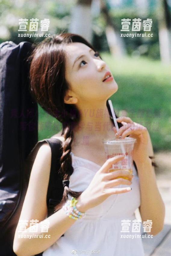 秀人网-于大小姐AYU 秀人网 - 于大小姐AYU旗袍图集全新更新,带你领略经典美学与当代时尚的精彩碰撞