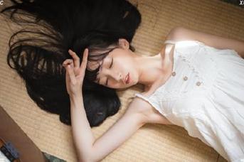 秀人网 – 冷月yuer的夏日写真套图来了，最新一季让你瞬间从冬眠模式切换成日光浴!