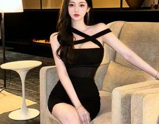 秀人网 – 在利世的定制睡裙写真中，感受每一寸美腿的细腻与优雅