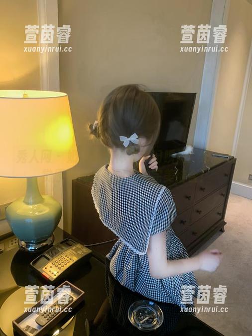 秀人网-奶酥 秀人网 - 奶酥的连体衣梦幻瞬间:带你欣赏原图和可爱图片的完美结合!