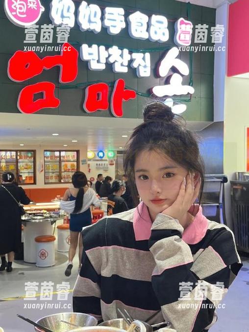 秀人网-小夕Kitty 秀人网 - 深入小夕Kitty黑白写真原图:视觉艺术与心灵交响的结合