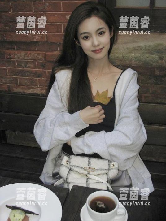 秀人网-小海臀Rena 秀人网 - 全套小海臀Rena御姐写真图片,尽情享受她带来的诱惑与惊艳