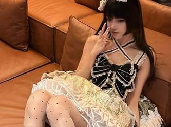秀人网 – 走进小雨baby的粉色摄影：分享她独特风格的写真作品图片，绽放个人魅力