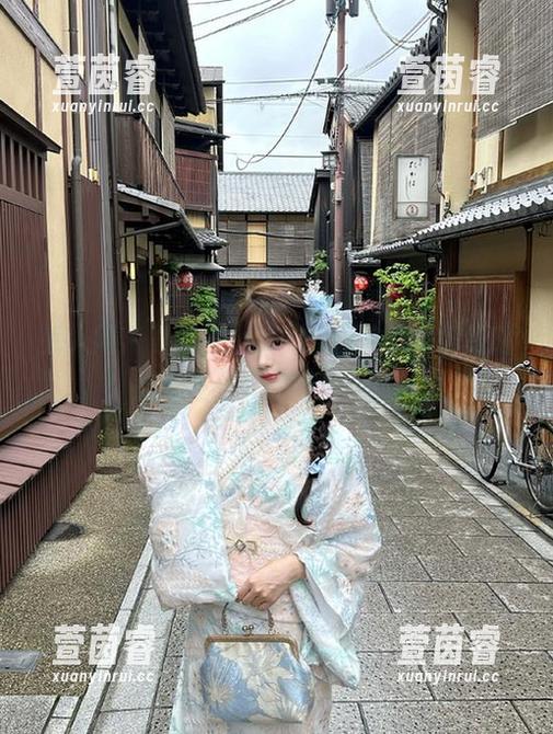 秀人网 - 最新岁小岁制服图集，带你领略她个性十足的时尚表达！