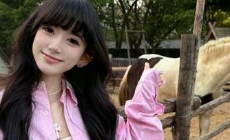 秀人网 – 林文文的眼镜写真：无圣光下最真实的她，令人心动