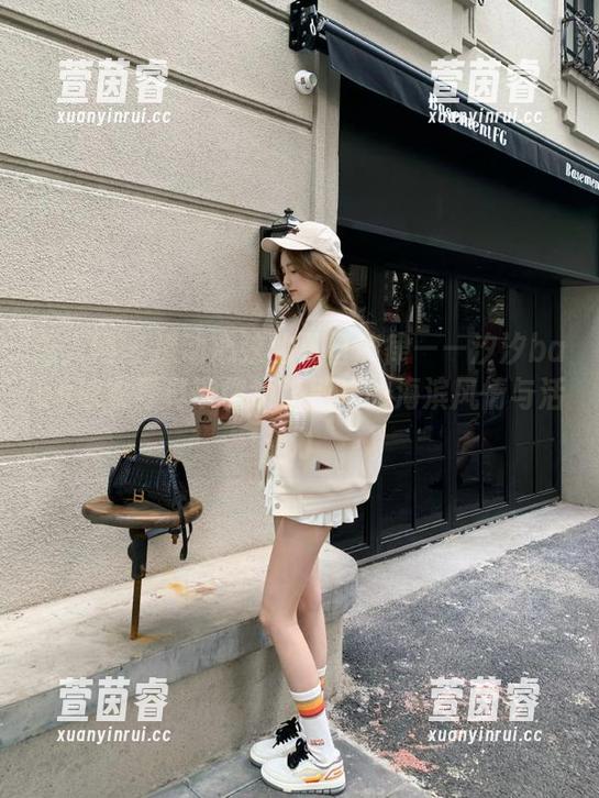 秀人网 - 撩动心弦的夏日旋律——汐汐baby泳衣写真带你领略别样的海滨风情与活力