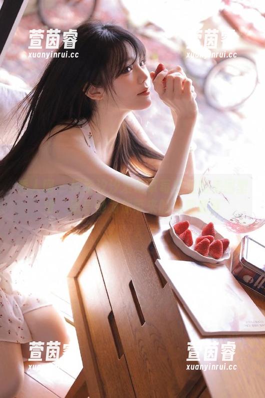 秀人网-汐汐爱吃草莓 秀人网 - 探索汐汐爱吃草莓空姐的美图壁纸,感受她为你带来的视觉盛宴