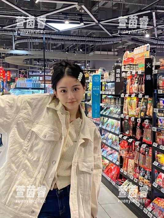 秀人网 - 绮里嘉ula天台作品集：极致美感原图与丰富图册展示