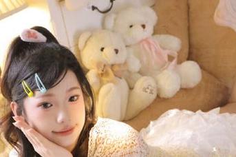微密圈 – 在紫色哒豚豚的美足写真图包中，探索脚丫子的独特魅力吧！