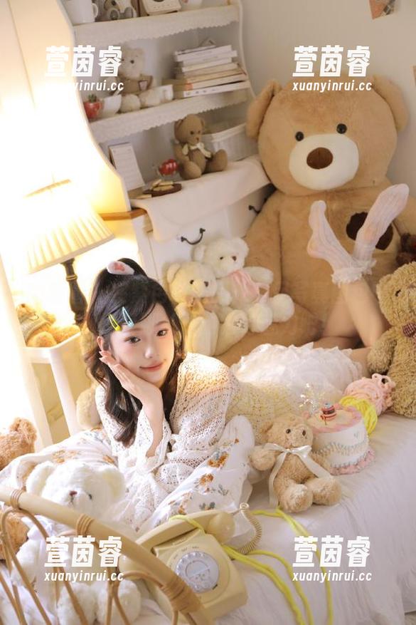紫色哒豚豚 微密圈 - 在紫色哒豚豚的美足写真图包中,探索脚丫子的独特魅力吧!