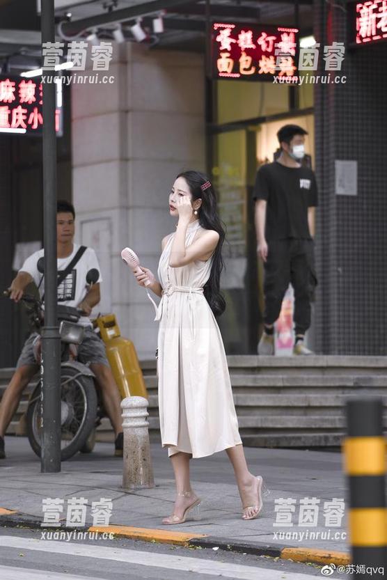 苏嫣qvq身着蓝色连衣裙的高清写真图库，感受她的独特风采