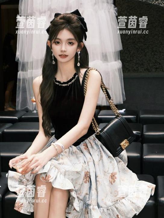 蓝小沂KiKi倾情演绎白裙之美，绝美cos写真让你心动不已