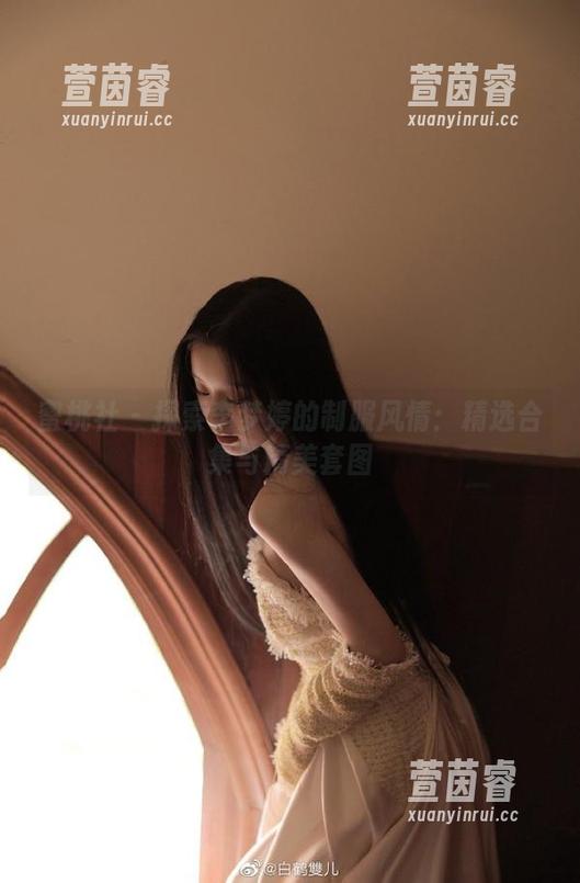 蜜桃社 - 探索李梦婷的制服风情：精选合集与精美套图