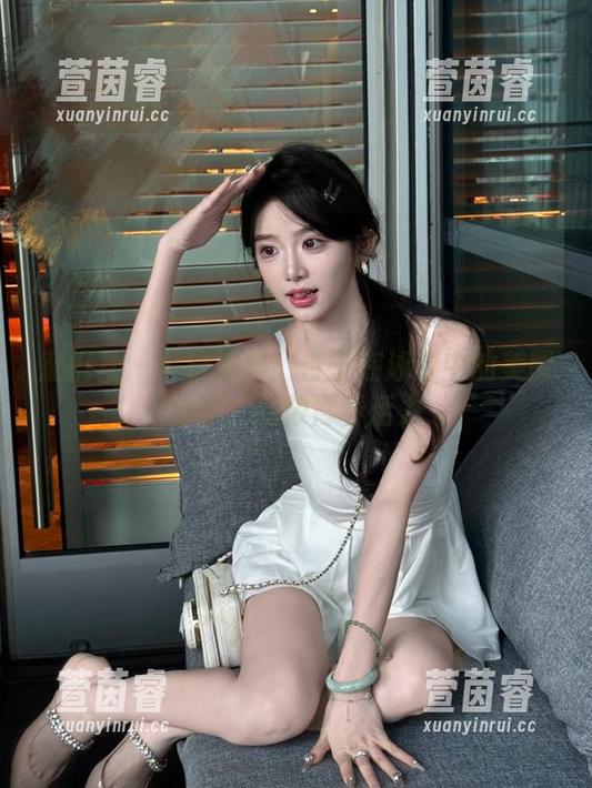 蜜桃社 - 夏日盛典：杏子在泳衣中的美图分享，绽放青春活力